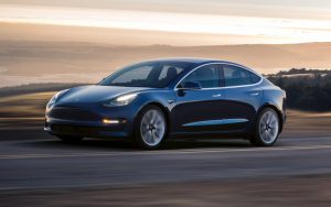 Tesla Model 3 trafił do pierwszych klientów. Będzie rewolucja na rynku aut elektrycznych?