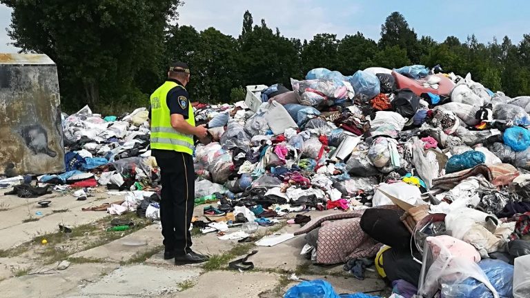 Dzikie wysypisko ubrań w Poznaniu zlikwidowane. Uprzątnięto 150 ton odpadów tekstylnych