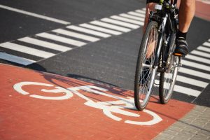 Lekarz ostrzega przed jazdą na rowerze w korkach drogowych