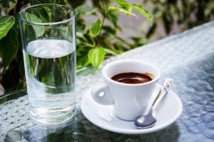 Woda z kranu staje się w Polsce coraz popularniejsza. Dostaniesz ją m.in. w restauracjach