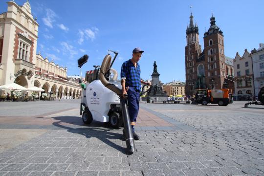 Odkurzacz ruszył na ulice i rynek w Krakowie