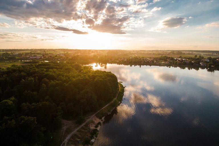 Polacy coraz częściej wybierają duże aglomeracje lub podmiejskie gminy