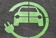 Zielony symbol ładowania samochodów elektrycznych na parkingu