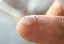 Mikroplastiku w morzach jest więcej niż sądzono Mikroplastiki na palcu ludzkiej dłoni