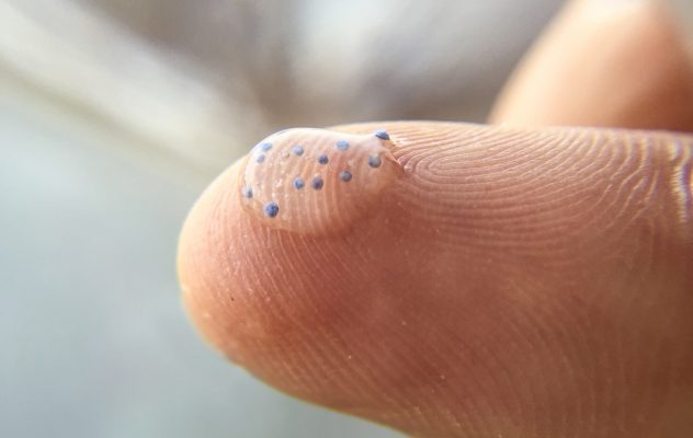 Mikroplastiki na palcu ludzkiej dłoni