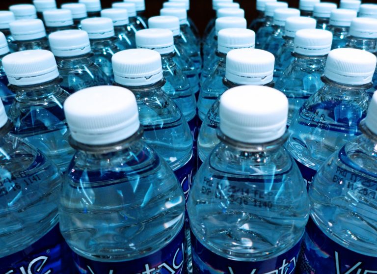 10 groszy za plastikową butelkę? Resort nie wyklucza systemu kaucyjnego