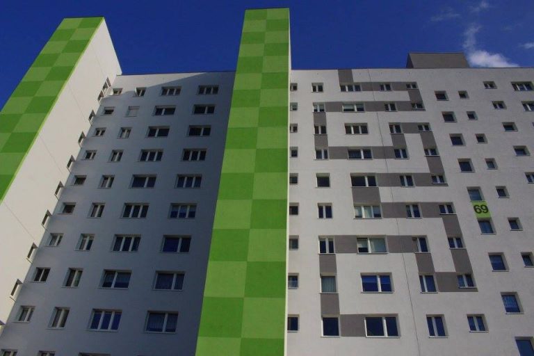 Snake pojawił się na jednym z poznańskich bloków. Dołączy do osiedla w stylu Tetris