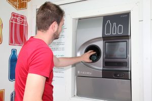W Poznaniu staną automaty na zużyte butelki? Radni złożyli interpelację