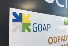 Logo GOAP na pojemniku na odpady zielone