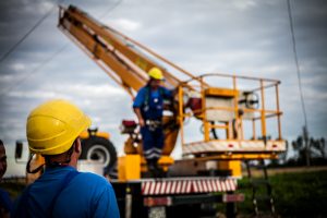 Trwa usuwanie skutków orkanu Ksawery. Wiatr uszkodził tysiące linii energetycznych