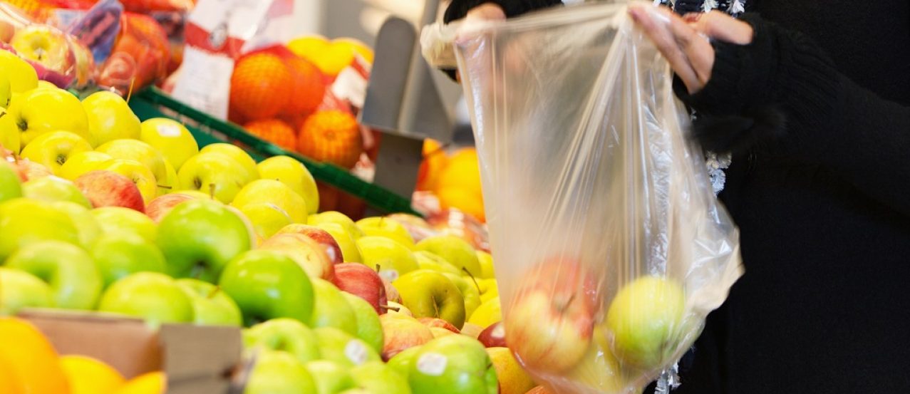 Kobieta trzymająca torbę plastikową w sklepie