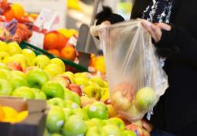 Podwyżka dla… podniesienia świadomości klientów Kobieta trzymająca torbę plastikową w sklepie