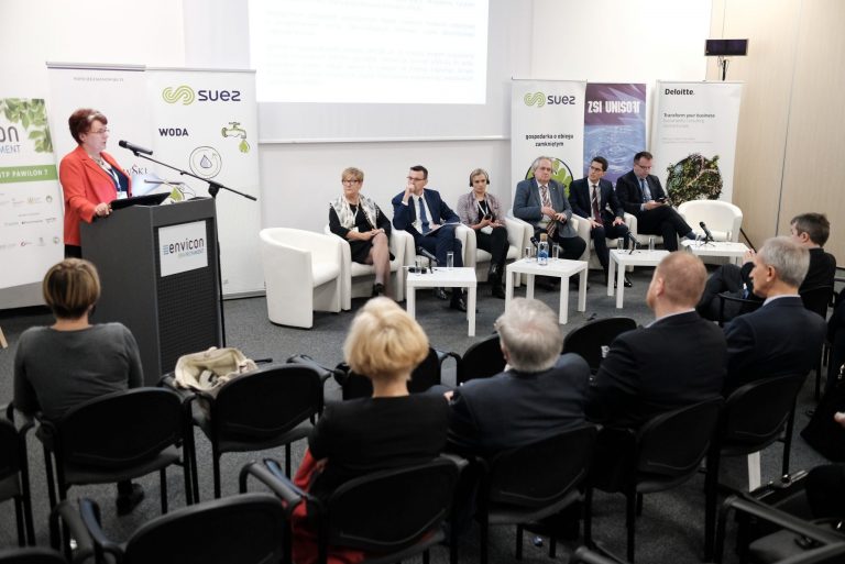 Opłaty za deszczówkę będą uwzględniane w taryfach? Ministerstwo chce takiego zapisu