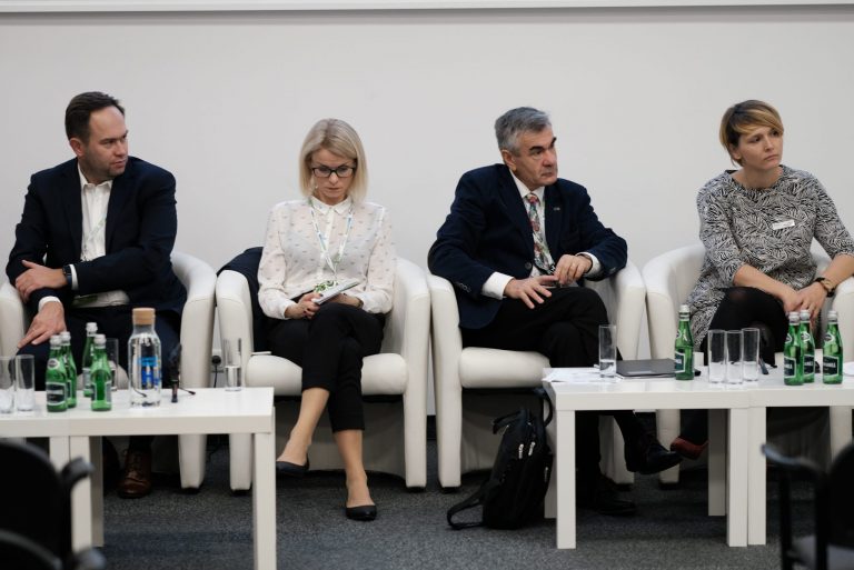 Polskie gminy są coraz bardziej smart. We wdrażaniu technologii ważne są konsultacje i edukacja
