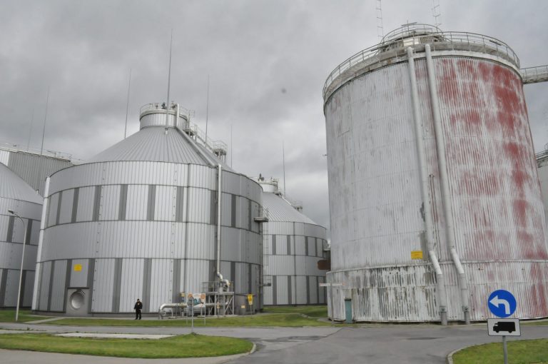 Koniec z odorami w Bełchatowie. Będą pokrywy na komory fermentacyjne