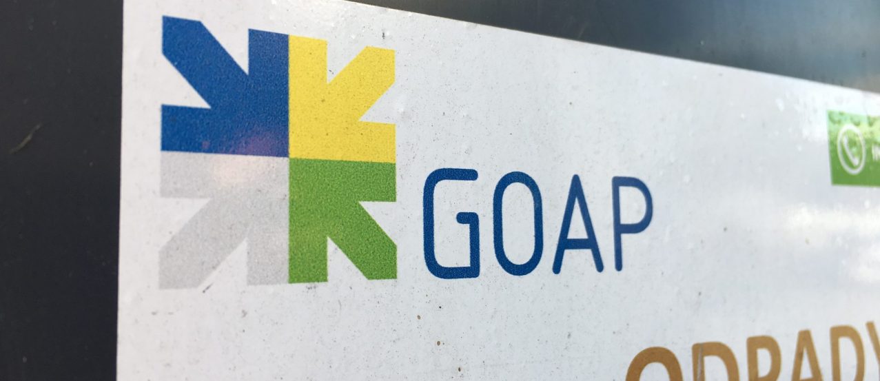 Logo GOAP na pojemniku na odpady zielone