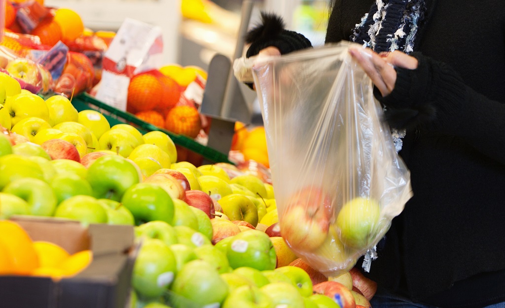 Kobieta trzymająca torbę plastikową w sklepie