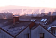 Oświęcim chce zaostrzyć przepisy w walce ze smogiem i zakazać palenia węglem Kominy i dachy ze smogiem w tle