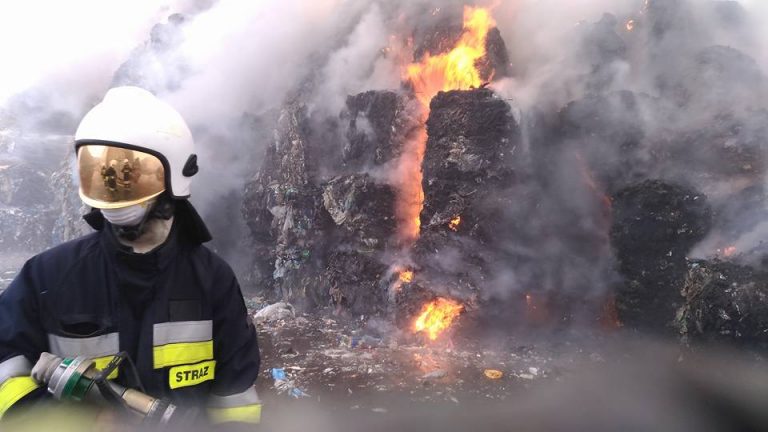Pożar sortowni odpadów w Studziankach. Z ogniem walczyło ponad 50 strażaków