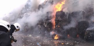 Pożar w sortowni odpadów w Studziankach pod Białymstokiem - akcja gaśnicza straży pożarnej