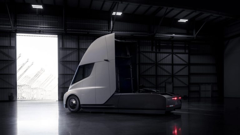 Tesla_Semi_Rear_34_Hangar