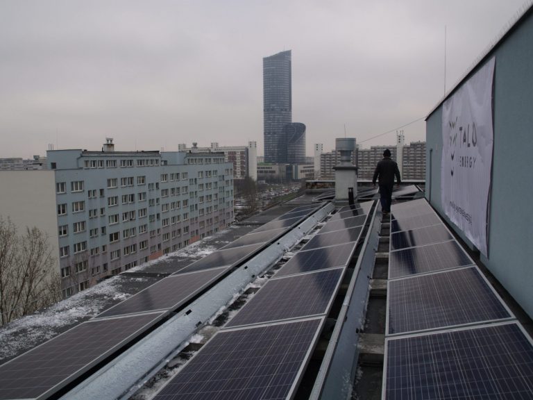 Na wieżowcach we Wrocławiu zamontowano prawie 3 tys. paneli słonecznych