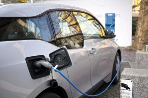 Coraz więcej firm rozważa zakup samochodów z napędem elektrycznym [INFOGRAFIKA]