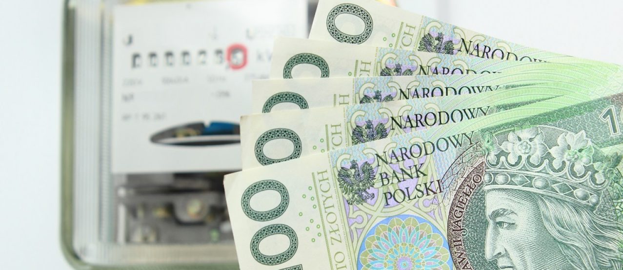 Pieniądze (banknoty stuzłotowe) na tle licznika energii elektrycznej