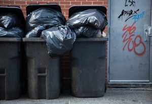 Prokuratura domaga się wstrzymania uchwały śmieciowej w Warszawie