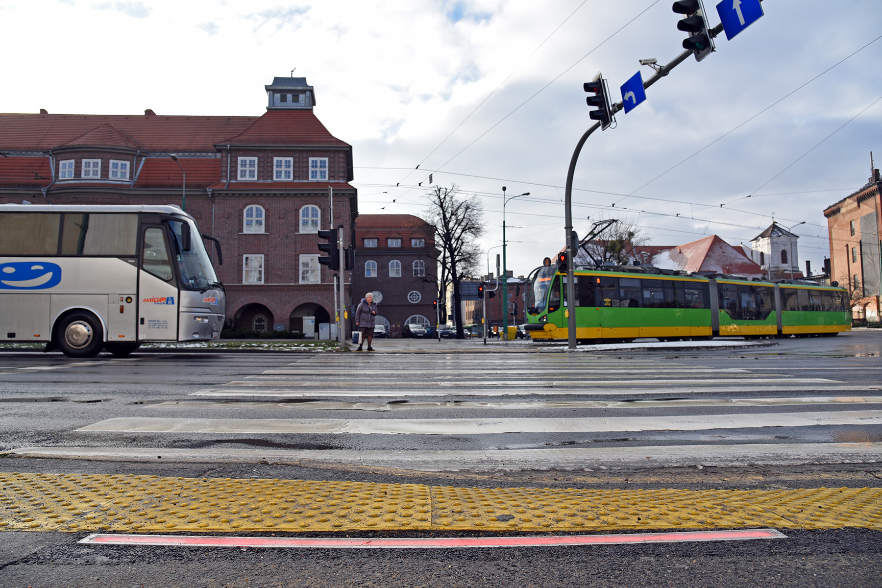 Świecące listwy dla przechodniów w Poznaniu