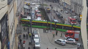 W Poznaniu wykolejony tramwaj uderzył w budynek [AKTUALIZACJA]