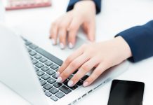 Praca zdalna znacząco zmniejsza ślad węglowy, ale tylko w określonych warunkach The hands of woman on the keyboard of her laptop computer