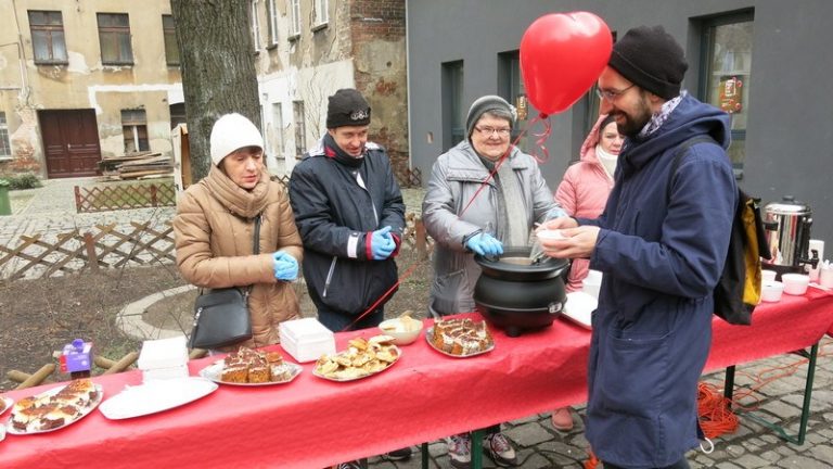 Wrocławianie mogą podzielić się jedzeniem. Otwarto nową społeczną lodówkę.