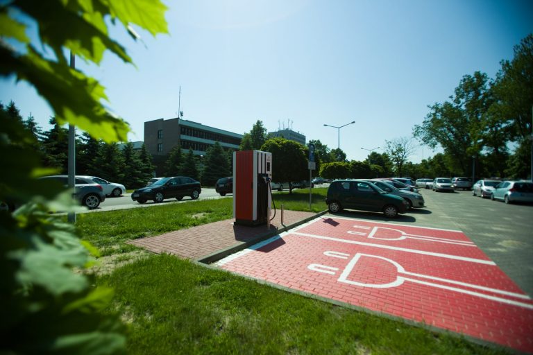 Stacje ładowania aut elektrycznych. Orlen wytypował 150 punktów