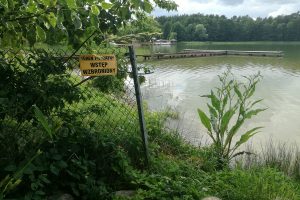 Ogrodzenia na Mazurach nielegalnie ograniczają dostęp do jezior