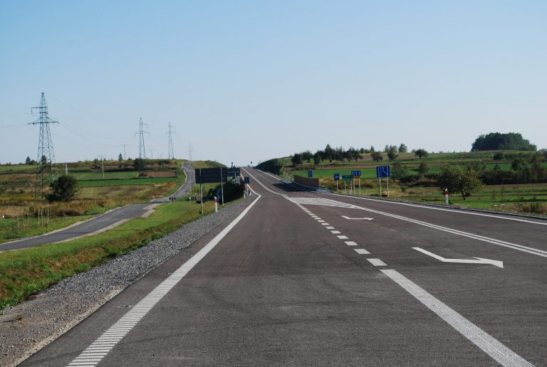Pojawia się i znika. Włoska firma ma opóźnienia i wciąż składa najtańsze oferty