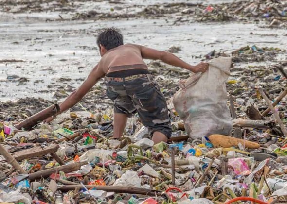 Indie zakazują jednorazówek z plastiku. McDonald's i Starbucks ukarane