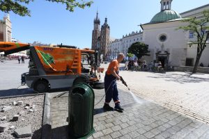 Elektryczna zamiatarka sprząta w Krakowie