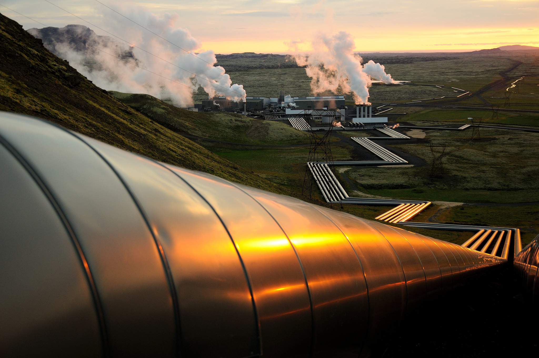 Geothermal energy. Геотермальная энергия в Исландии. Геотермальная станция Hellisheidi в Исландии. Несьявеллир ГЕОТЭС, Исландия. Альтернативная энергия геотермальная энергия.
