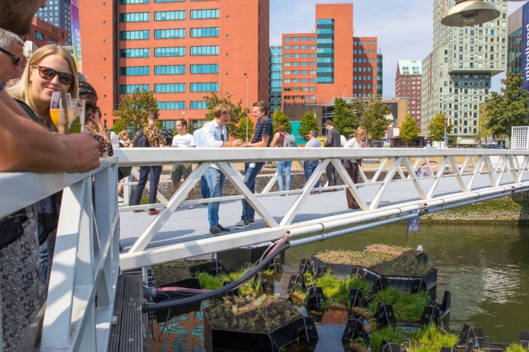 Pływający park z odpadów powstał w Rotterdamie