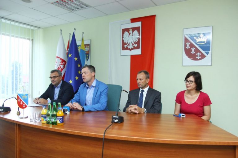 Świętokrzyskie wspiera OZE. Dotacje dla gmin Sitkówka-Nowiny i Piekoszów