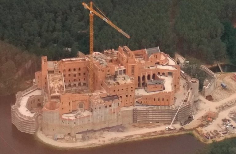 Ministerstwo Środowiska skontroluje budowę zamku w Puszczy Noteckiej