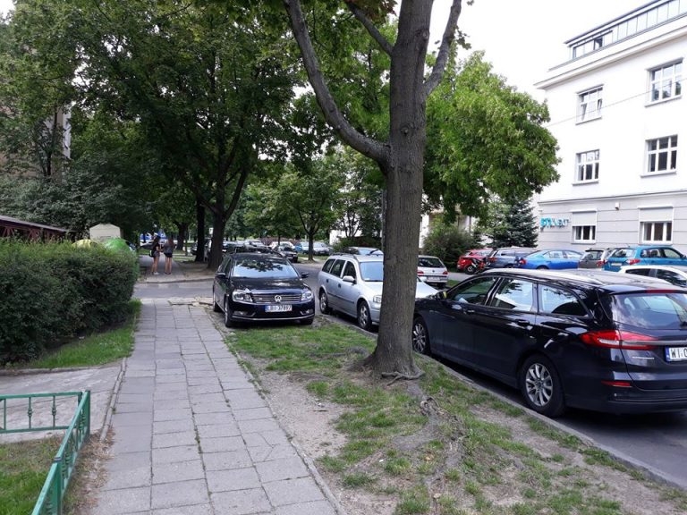 W Warszawie chcą ławek zamiast słupków parkingowych