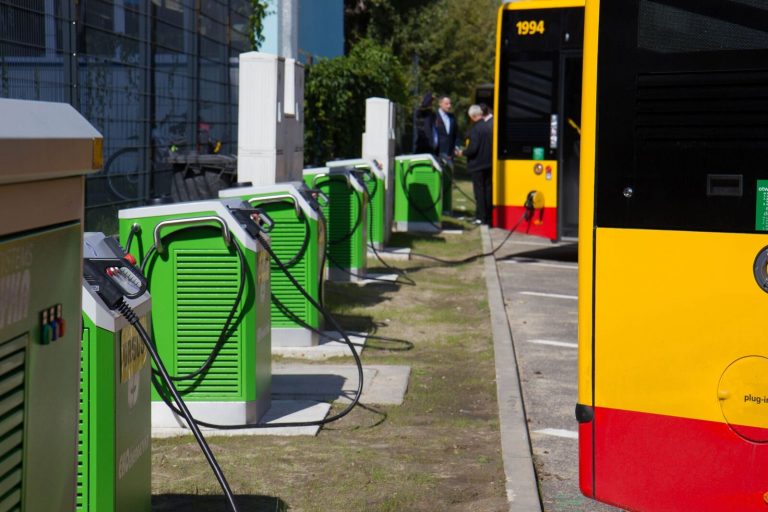 Polskie ładowarki dla autobusów w Hamburgu. Umowa na osiem lat