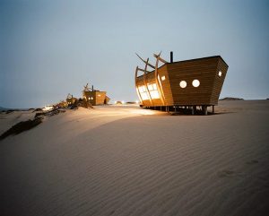 W Namibii powstał hotel z wyrzuconych na brzeg wraków