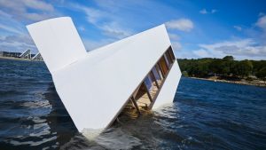 Podtopiony dom pływa po wodach duńskiego fiordu