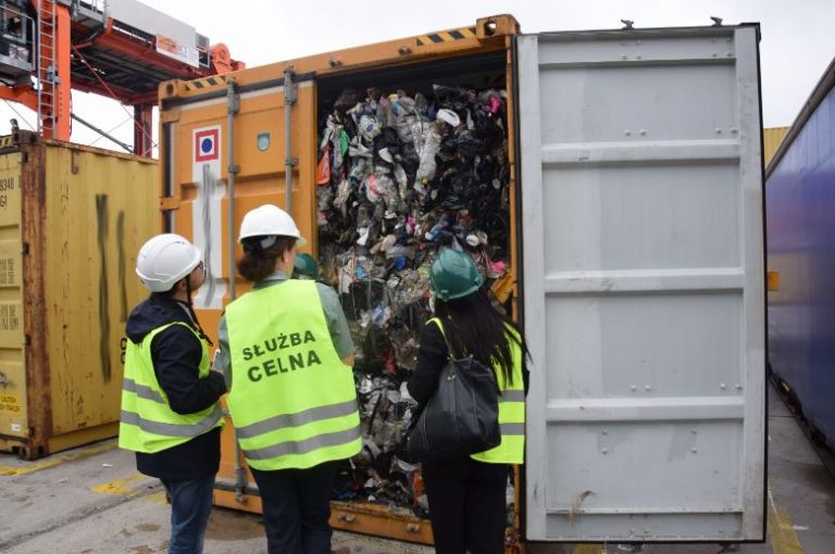 1000 ton odpadów z Wielkiej Brytanii zatrzymano w polskich portach [WIDEO]