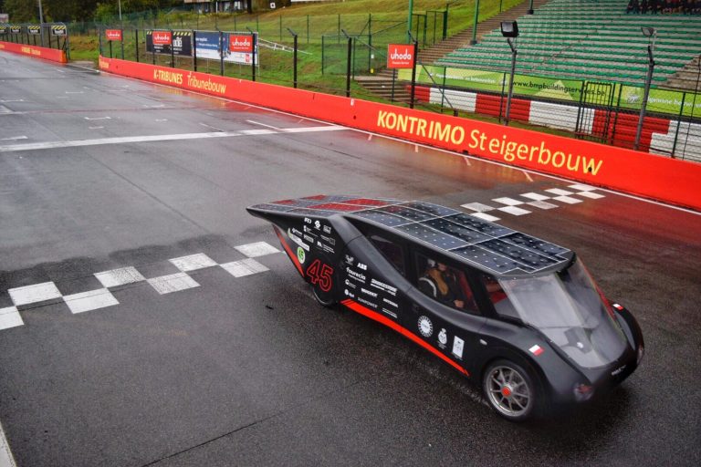 Solarny pojazd studentów z Polski zwyciężył w 24-godzinnym wyścigu