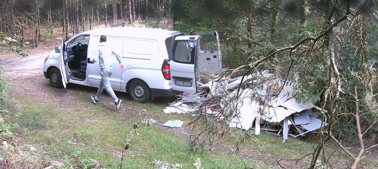 Zostali nagrani jak wyrzucają odpady budowlane w lesie