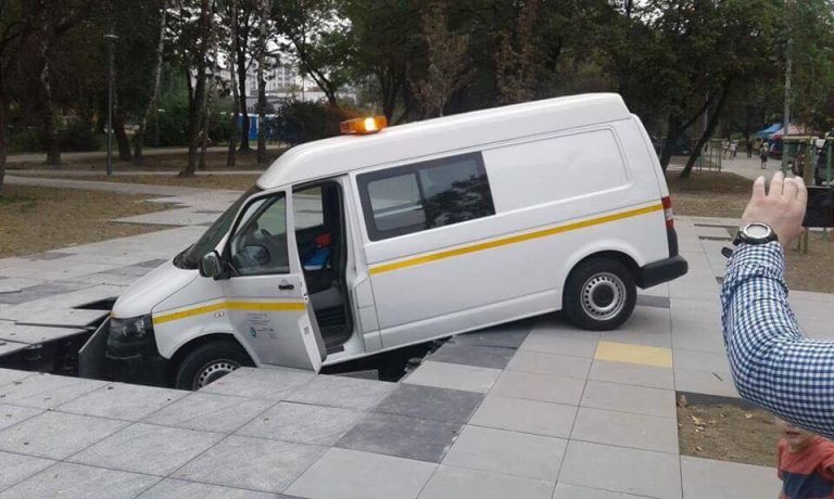 Auto wodociągowców zapadło się w nowej fontannie